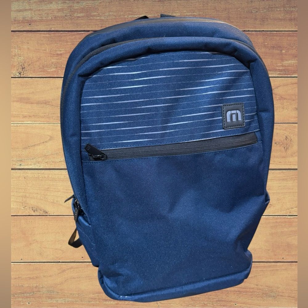 TravisMathew Approach Backpack In River Blue Navy, Like New - Picture 2 of 11
